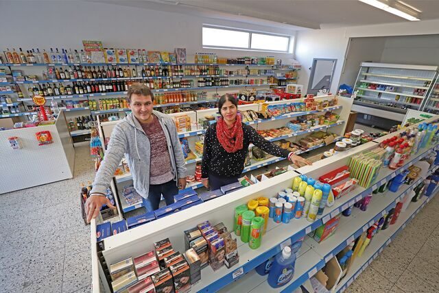 Tarsem Singh (l.) und Rapinder Kaur betreiben den „Mix Markt“ in Unna