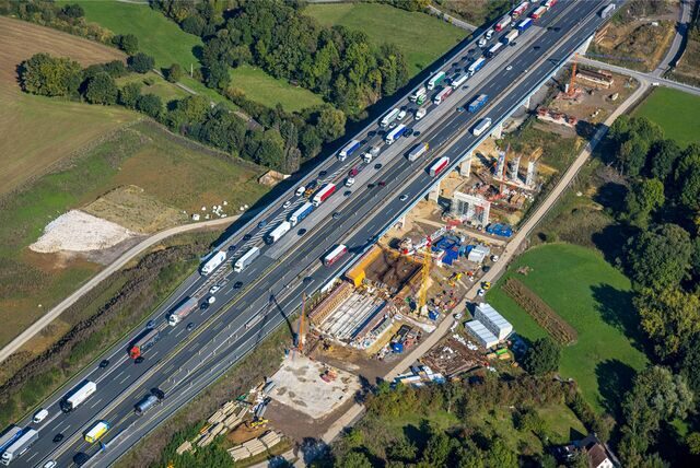 Das Bild von Flieger-Fotograf Hans Blossey zeigt die Großbaustelle an der A1 in der Massener Heide.