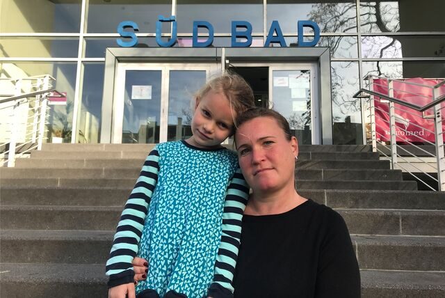 Die sechsjährige Sophia bekommt beim Schwimmen im kälteren Wasser blaue Lippen. Mutter Svenja Kaschner ärgert sich.
