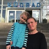 Die sechsjährige Sophia bekommt beim Schwimmen im kälteren Wasser blaue Lippen. Mutter Svenja Kaschner ärgert sich.
