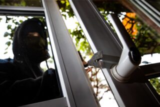 Zuerst brach er in ein Haus an der Grünstraße ein, dann ging er mutmaßliche Täter auf „Shoppingtour“ an zwei Tankstellen. Die Polizei fahndet jetzt mit Bildern nach dem Verdächtigen.