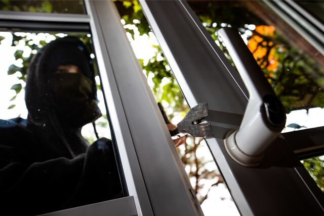 Zuerst brach er in ein Haus an der Grünstraße ein, dann ging er mutmaßliche Täter auf „Shoppingtour“ an zwei Tankstellen. Die Polizei fahndet jetzt mit Bildern nach dem Verdächtigen.