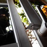 Zuerst brach er in ein Haus an der Grünstraße ein, dann ging er mutmaßliche Täter auf „Shoppingtour“ an zwei Tankstellen. Die Polizei fahndet jetzt mit Bildern nach dem Verdächtigen.