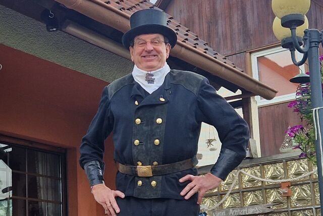 Schornsteinfeger Willy, wie Wilfried Herkelmann nur genannt wird, gibt Tipps zum Kaminkauf.