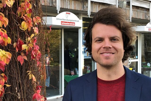 Klimaschutzmanager Thomas Heer steht in Unna vor dem Umweltberatungszentrum