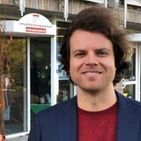 Klimaschutzmanager Thomas Heer steht in Unna vor dem Umweltberatungszentrum