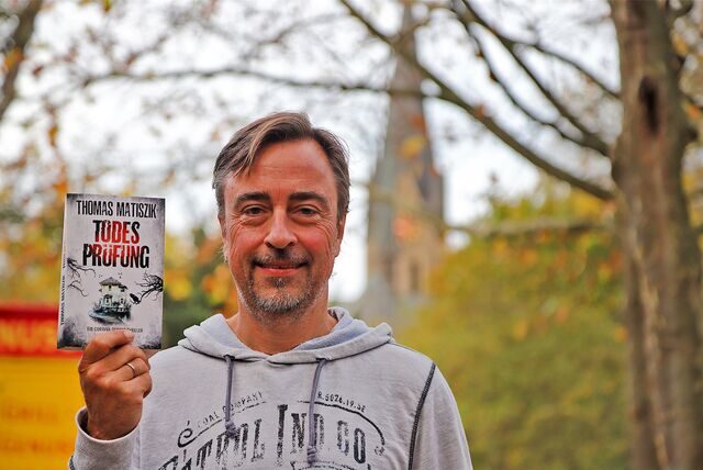 Der Holzwickeder Autor Thomas Matiszik hat gerade sein neuestes Buch veröffentlicht: „Todesprüfung“ ist der zweite Teil der Serie rund um Ermittlerin Corinna Dupont. Der Thriller verspricht Spannung, kann aber auch ohne das Vorwissen aus dem ersten Buch der Serie verstanden werden.