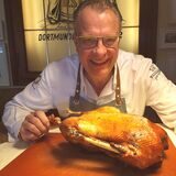Außen knusprig braun und innen saftig, so soll sie sein, die Martinsgans. Wie man sie so hinbekommt, erklärt Koch Günther Overkamp.
