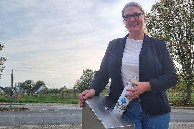 Jessica Braun von der WSG Menden am neuen Trinkwasserbrunnen in Menden-Halingen
