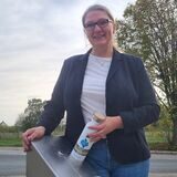 Jessica Braun von der WSG Menden am neuen Trinkwasserbrunnen in Menden-Halingen