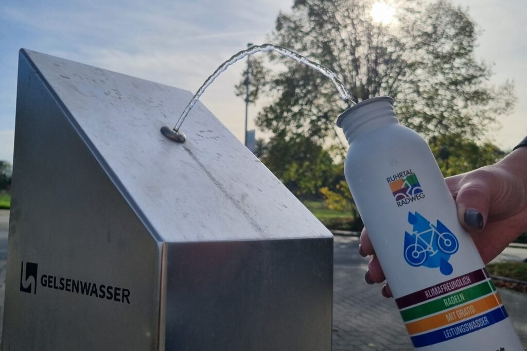 Trinkwasserbrunnen am Ruhrtalradweg in Menden-Halingen Trinkwasserbrunnen am Ruhrtalradweg in Menden-Halingen