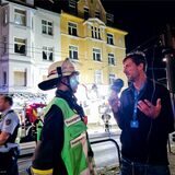Redakteur Tim Schulze (r.) berichtet vom Wohnungsbrand am Körner Hellweg.