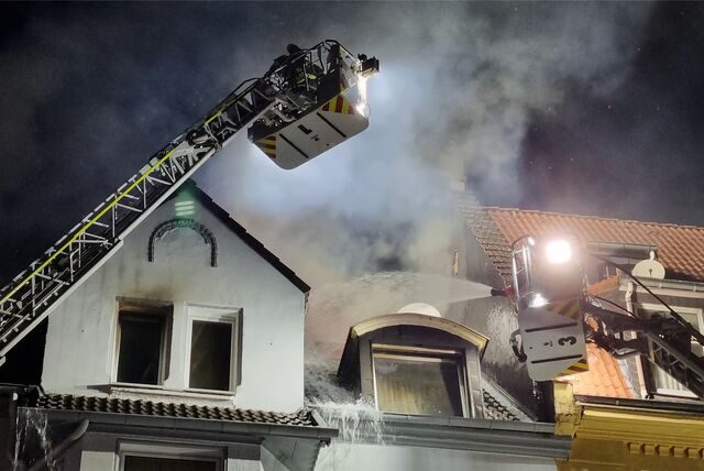 Die Feuerwehr bekämpfte den Brand sowohl von innen als auch von außen aus der Luft.