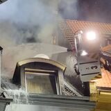 Die Feuerwehr bekämpfte den Brand sowohl von innen als auch von außen aus der Luft.