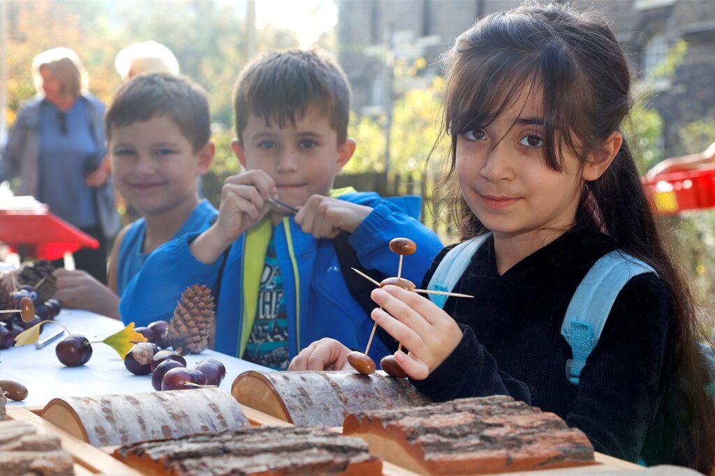 Auch andere Früchte, hier aus dem Wald, beschäftigten die Besucher beim Tag des Apfels: Kinder bastelten mit Kastanien und Eicheln. Auch andere Früchte, hier aus dem Wald, beschäftigten die Besucher beim Tag des Apfels: Kinder bastelten mit Kastanien und Eicheln.