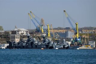 Bei Drohnenangriffen ist Moskau zufolgein Sewastopol ein Kriegsschiff der Schwarzmeerflotte getroffen worden.