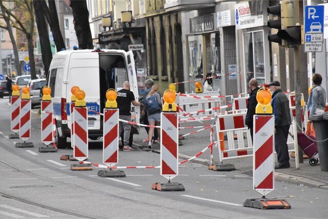 Ein Polizeiwagen steht im abgesperrten Bereich am Körner Hellweg.