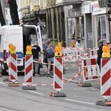 Ein Polizeiwagen steht im abgesperrten Bereich am Körner Hellweg.