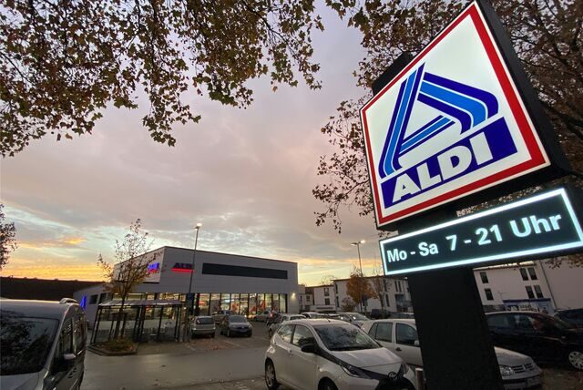 Aldi – hier der Markt an der Weberstraße – sucht seit Jahrzehnten einen Standort in Massen. Weil sich der Discounter nun auf seine neu erstandene Immobilie an der Kleistraße konzentriert, braucht Entwickler Ten Brinke für sein Supermarktprojekt an der Massener Bahnhofstraße keinen direkten Ersatz, sondern eine gänzlich andere Nutzungsmischung.
