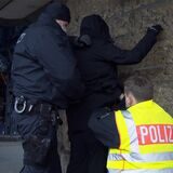 Polizeieinsatz in einer Waffenverbotszone in Hamburg