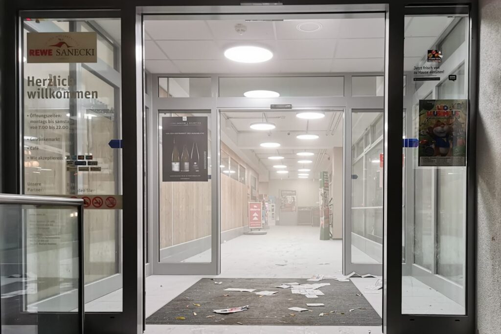 Nach dem Einsatz des Feuerlöschers hängt weißer Nebel in der Luft.