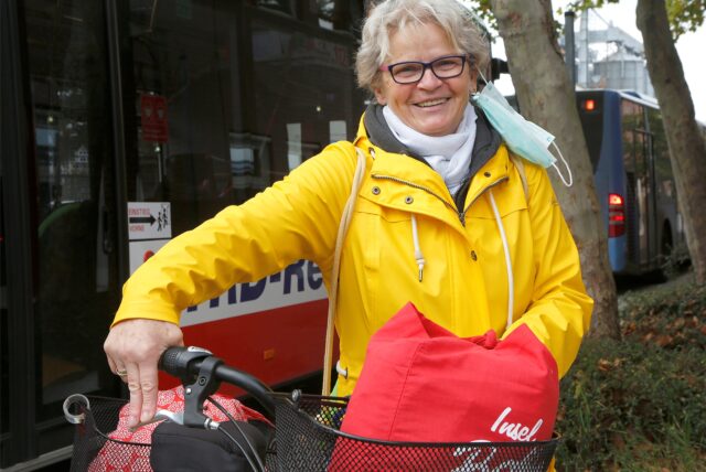 Viola Hoppe erkundigt sich nach einer geeigneten Buslinie, um möglichst schnell nach Dortmund zu kommen. Dazu muss sie die Linie B nehmen. Auf dem Schild, das sie betrachtet, findet sie aber nur Hinweise zu Linie A. Noch finden sich zahlreiche Bahnkunden nicht mit den Veränderungen zurecht.