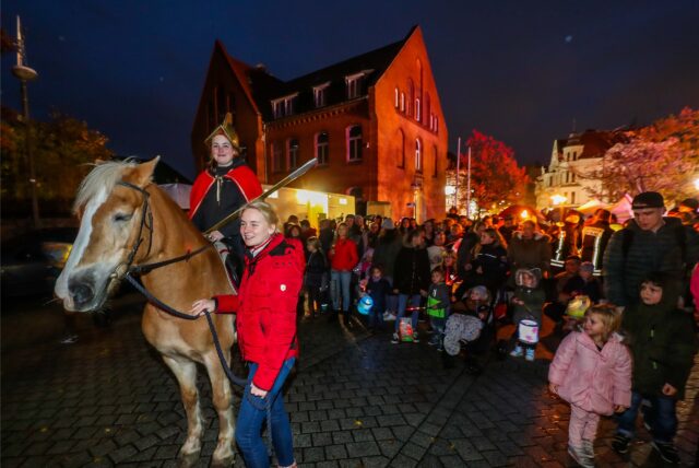 Ein Bild aus den vergangenen Jahren: Angeführt von Pferd und Reiter nahmen viele Kinder mit einer Laterne in der Hand an einem Martinszug im Dortmunder Westen teil.