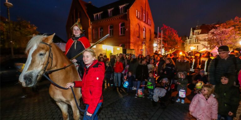 Ein Bild aus den vergangenen Jahren: Angeführt von Pferd und Reiter nahmen viele Kinder mit einer Laterne in der Hand an einem Martinszug im Dortmunder Westen teil.