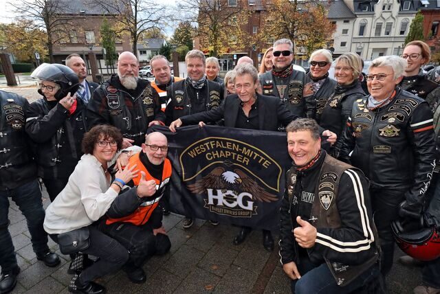 Peter Maffay mit 21 Motorrad-Fahrern der Harley-Owners-Group, die ihn von Heeren-Werve zur Stadthalle Kamen begleiteten. „Ich hab einen Anzug an und hier ist alles voller Maschinen“, so Motorrad-Fan Maffay.