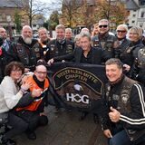 Peter Maffay mit 21 Motorrad-Fahrern der Harley-Owners-Group, die ihn von Heeren-Werve zur Stadthalle Kamen begleiteten. „Ich hab einen Anzug an und hier ist alles voller Maschinen“, so Motorrad-Fan Maffay.