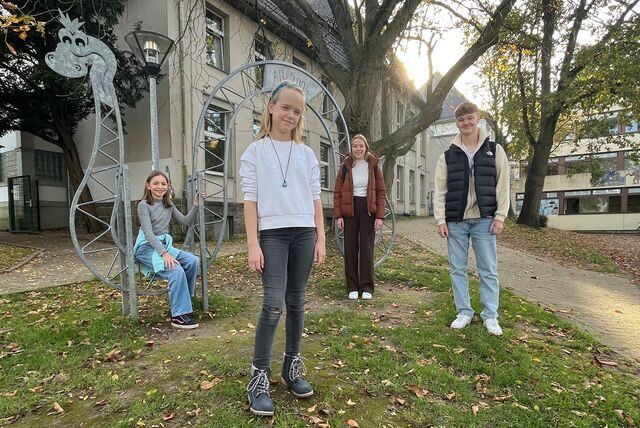 Pia Wittig, Pia Kopecky, Yara Klusenwirth und Fabian Jagoda stehen vor dem Schulgebäude.
