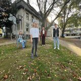 Pia Wittig, Pia Kopecky, Yara Klusenwirth und Fabian Jagoda stehen vor dem Schulgebäude.