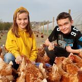 Auf dem Hof Henter helfen auch Luzie (12) und Michel (15) bei der Versorgung der Hühner.