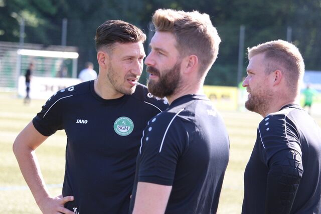 Sascha Köhler (v.) und Sascha Grasteit (l.) bekommen Verstärkung, wie das Trainerteam und Vereinschef Roman Spielfeld (r.) am Dienstag bekanntgaben.