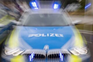 Blaulicht an einem Polizeifahrzeug.
