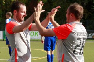 Zehn Tore für die zweite Mannschaft des Werner SC um Spielertrainer Janis Leenders (l.) und Dennis Kaminski (r.) erzielte ein Stürmer, der eigentlich zum Landesliga-Kader des WSC gehört.