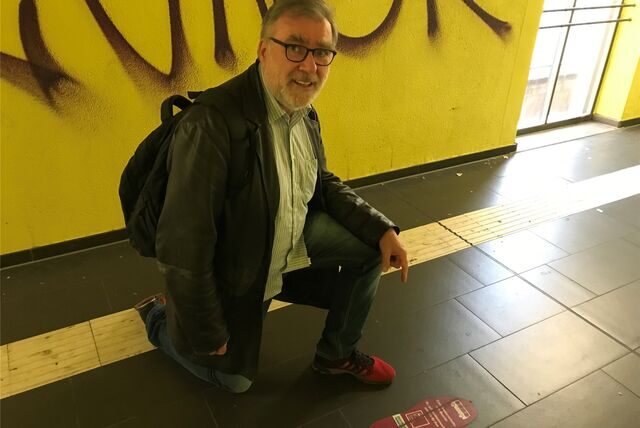 Ralf Lenz zeigt im Lüner Hauptbahnhof auf die aufgeklebten Fußspuren, die den Weg zum Schienenersatzverkehr zeigen sollen. Doch sie führen in die falsche Richtung.