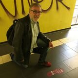 Ralf Lenz zeigt im Lüner Hauptbahnhof auf die aufgeklebten Fußspuren, die den Weg zum Schienenersatzverkehr zeigen sollen. Doch sie führen in die falsche Richtung.