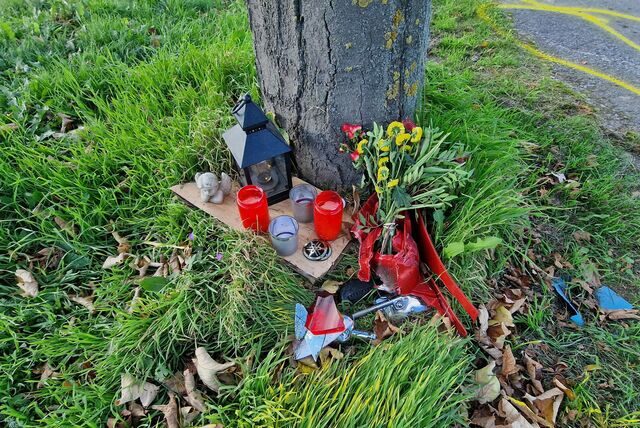Trauernde haben eine kleine Gedenkstätte mit Blumen und Kerzen eingerichtet. Dabei liegen auch einige Teile des Motorrades, mit dem ein 83-Jähriger unterwegs war.