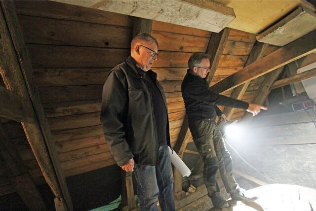 Peter Barthold (l.) stieg mit den Handwerkern aufs Dach von St.Viktor,