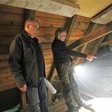 Peter Barthold (l.) stieg mit den Handwerkern aufs Dach von St.Viktor,