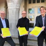 Beigeordneter und Kämmerer Heinz-Günter Freck, Teamleiter Finanzen Peter Holterhöfer und Bürgermeisterin Sabina Müller mit dem Entwurf des Haushaltsplans für 2023.