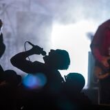 Kraftklub-Frontmann Felix Kummer singt bei einem Konzert.
