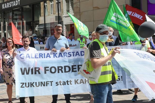 Unser Archivbild aus dem Juni 2020 zeigt eine Demo vor dem Karstadt-Haus am Westenhellweg für den Erhalt der Dortmunder Niederlassungen (in der Mitte: OB Westphal). Karstadt wurde damals gerettet, Karstadt Sport von Sport Scheck übernommen, Kaufhof schloss letztlich.