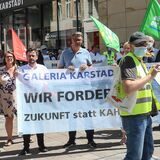 Unser Archivbild aus dem Juni 2020 zeigt eine Demo vor dem Karstadt-Haus am Westenhellweg für den Erhalt der Dortmunder Niederlassungen (in der Mitte: OB Westphal). Karstadt wurde damals gerettet, Karstadt Sport von Sport Scheck übernommen, Kaufhof schloss letztlich.