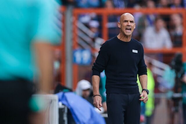 Bochum-Trainer Thomas Letsch gibt Anweisungen.