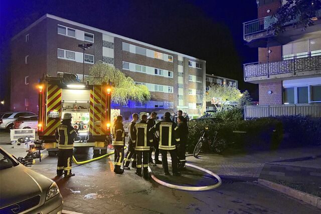 Mit einem großen Aufgebot löschte die Feuerwehr Selm den Brand in einem Mehrfamilienhaus in der Fontanestraße in Selm.