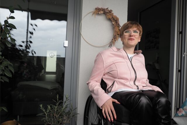 Marie Louise Wißmann sitzt in ihrem Rollstuhl auf ihrem Balkon.