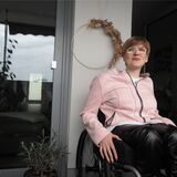 Marie Louise Wißmann sitzt in ihrem Rollstuhl auf ihrem Balkon.
