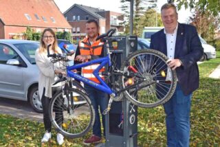 Kathrin Kaupa, Nino Minuth und Bürgermeister Thomas Stohldreier (r.) probierten die Radservicestation in Herbern direkt aus. Weitere Stationen stehen an den Bahnhöfen Ascheberg und Davensberg.